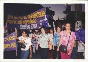 Eleições 2002 – 1º turno Dia Lilás – campanha Lula e Humberto Costa Companheiras da FETAPE na caminhada data: 20/09/2002 foto: Beto Oliveira/ Lumen