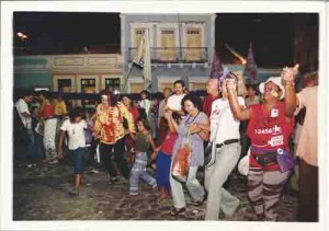 Eleições 2002 – 1º turno Dia Lilás – campanha Lula e Humberto Costa. A ciranda no pátio São Pedro. data: 20/09/2002 foto: Beto Oliveira/ Lumen