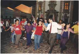 Eleições 2002 – 1º turno Dia Lilás – campanha Lula e Humberto Costa. Prefeito do Recife, João Paulo na ciranda. data: 20/09/2002 foto: Beto Oliveira/ Lumen