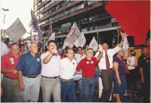 Eleições 2002 – 1º turno Dia Lilás – campanha Lula e Humberto Costa. Prefeito do Recife, João Paulo (camisa branca e gravata) e Dilson (camisa vermelha e jeans) na passeata. data: 20/09/2002 foto: Beto Oliveira/ Lumen