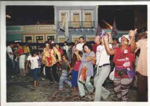 Eleições 2002 – 1º turno Dia Lilás – campanha Lula e Humberto Costa. A ciranda no pátio São Pedro. data: 20/09/2002 foto: Beto Oliveira/ Lumen