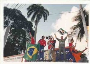 Eleições 2002 – Lula no Recife passeata dos 200 mil – 2º turno – jovens eleitores sobem o muro para observar a passeata. data: 15.10.2002 foto: Ivaldo Bezerra/ Lumen