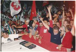 Eleições 2002 – Lula no Recife passeata dos 200 mil – 2º turno _- Lula e companheiros de partidos e aliados durante passeata. data: 15.10.2002 foto: Ivaldo Bezerra/ Lumen