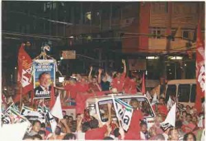 Eleições 2002 – Lula no Recife passeata dos 200 mil – 2º turno - Lula e companheiros de partidos e aliados durante passeata. data: 15.10.2002 foto: Ivaldo Bezerra/ Lumen