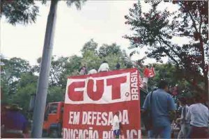 Fórum Social Mundial 2002 – Em Porto Alegre nos dias 31 de janeiro a 5 de fevereiro – Sindicato dos Bancários presente.  foto: Sulamita Esteliam
