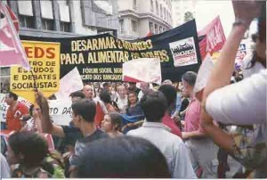 Fórum Social Mundial 2002 – Em Porto Alegre nos dias 31 de janeiro a 5 de fevereiro – Sindicato dos Bancários presente.  foto: Sulamita Esteliam