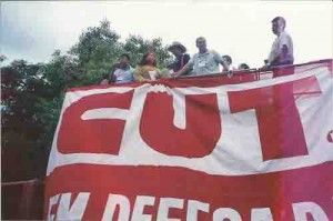 Fórum Social Mundial 2002 – Em Porto Alegre nos dias 31 de janeiro a 5 de fevereiro – Sindicato dos Bancários presente.  foto: Sulamita Esteliam