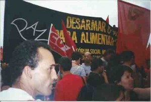 Fórum Social Mundial 2002 – Em Porto Alegre nos dias 31 de janeiro a 5 de fevereiro – Sindicato dos Bancários presente.  foto: Sulamita Esteliam
