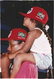 Passeata contra a Alca
Criança sem-terra com o pai – Av. Boa Vista – Recife/PE – 26/04/2002( Foto:Alexandre Albuquerque/Lumen)