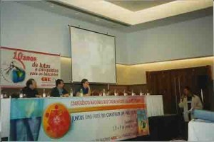 Campanha Salarial 2002 – Conferência Nacional -Guarulhos-SP – Solaney(PE) ao Microfone. Mesa Berzoini(D) e Miltinho(E) – 07 a 09/06/2002(Foto: Leonardo Espíndola)