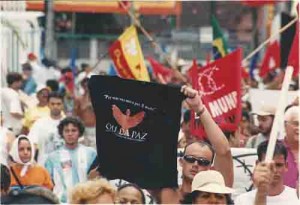 Passeata contra a guerra no Iraque 15 de fevereiro de 2003 Beto Oliveira/ Lúmen