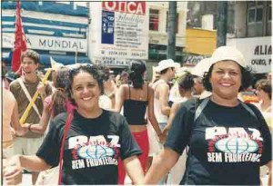 Suzineide Rodrigues e Teresa Souza (SEEC-PE) na Passeata contra a guerra no Iraque 15 de fevereiro de 2003 Beto Oliveira/ Lúmen