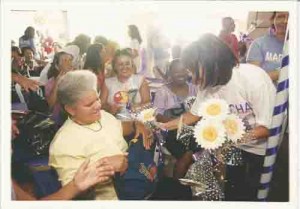 Dia Internacional da Mulher. Sônia Pereira (camisa amarela – da APEC e Fórum de mulheres)foto: Beto Oliveira – 07/03/2003