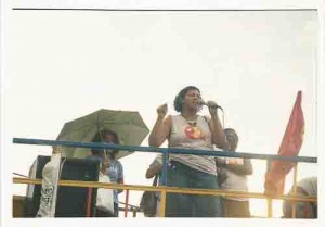 Dia Internacional da Mulher – passeata em homenagem  as mulheres. Suzineide (diretora com microfone) foto: Beto Oliveira – 07/03/2003