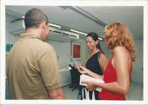 Mês da Mulher – Sindicato distribui poema e brinde às mulheres foto: Ivaldo Bezerra/ Lumen, março de 2003