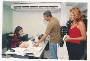 Mês da Mulher – Sindicato distribui poema e brinde às mulheres foto: Ivaldo Bezerra/ Lumen, março de 2003