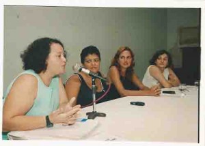 Mês da Mulher – Jaqueline Natal (Dieese) fala sobre as mulheres no mercado de trabalho. Ao lado dela, Suzineide Rodrigues (Sec. Administ.), Katty Giovanka (Sec. Mulher) e Sílvia Cordeiro (Centro de Mulheres do Cabo) foto: Ivaldo Bezerra / Lumen. Março de 2003