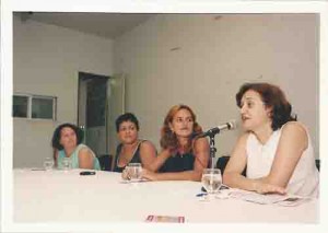 Mês da Mulher – Sílvia Cordeiro (Centro de Mulheres do Cabo) fala sobre as atividades do Centro. Ao lado dela, Katty Giovanka (Sec. Mulher), Suzineide Rodrigues (Sec. Administ.)  e Jaqueline Natal (Dieese). foto: Ivaldo Bezerra / Lumen. Março de 2003