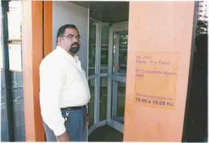 Reintegração funcionário Banco Itaú ag. Cons. Aguiar, 25/11/2003. Valdemir Gomes (funci. Itaú). Beto Oliveira /Lumen