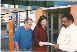Reintegração funcionário Banco Itaú ag. Cons. Aguiar, 25/11/2003. E/D: Paulo Sobral (dir. SEEC/PE), Keila Freire (Adv.),Valdemir Gomes (funci. Itaú). Beto Oliveira /Lumen