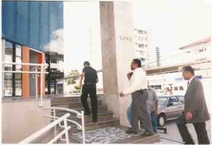 Reintegração funcionário Banco Itaú ag. Cons. Aguiar, 25/11/2003. D/E: João Lapenda (Adv.),Valdemir Gomes (funci. Itaú). Beto Oliveira /Lumen