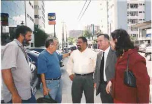 Reintegração funcionário Banco Itaú ag. Cons. Aguiar, 25/11/2003. E/D: Marcelo Ferreira e Paulo Sobral (dir. SEEC/PE), Valdemir Gomes (centro - funci. Itaú), João Lapenda e Keila Freire (Advogados). Beto Oliveira /Lumen