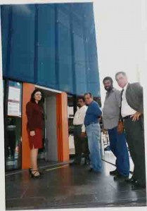 Reintegração funcionário Banco Itaú ag. Cons. Aguiar, 25/11/2003. E/D: Keila Freire (Adv.), Valdemir Gomes (funci. Itaú), Marcelo Ferreira e Paulo Sobral (dir. SEEC/PE) e João Lapenda e (Advogado). Beto Oliveira /Lumen