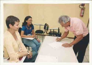 Assembléia de Prestação de Contas – Votação urna na sede do SEC/PE. Funcis.: Sinhá (camisa amarela) e Cristina (camisa azul). Alexandre Albuquerque/ Lumen 24/04/2003