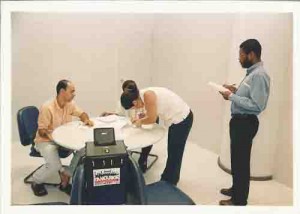 Assembléia de Prestação de Contas – Votação urnas volantes. Renato (camisa laranja – funci. Do sindicato). Alexandre Albuquerque/ Lumen 24/04/2003 BB – Ag. Centro