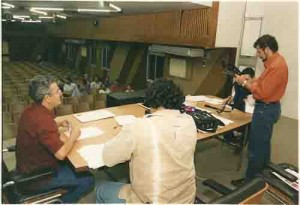 Apuração Votação prestação de contas – Funcionários E/D: Cajá e Ben-hur. Miguel Correia (dir.) Beto Oliveira/ Lumen 24/04/2003