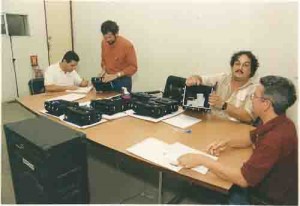 Apuração Votação prestação de contas – Funcionários E/D: Cajá e Ben-hur, Wellington e Miguel Correia (de pé - dir.) Beto Oliveira/ Lumen 24/04/2003