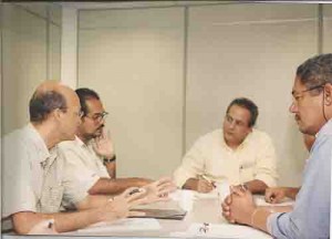 Sindicato e diretoria do Unibanco em reunião no dia 15 de maio/ 2003. D/E: Lima (dir. Do Sindicato), Rodilha (C), super. De Relações de Trablaho do Unibanco, diretor regional adjunto do Unibanco. Ivaldo Bezerra/ Lumen.