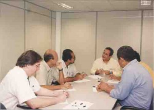 Sindicato e diretoria do Unibanco em reunião no dia 15 de maio/ 2003. D/E: Lima (dir. Do Sindicato), Rodilha, super. De Relações de Trablaho do Unibanco (C) Rufino e Francisco (diretores do Sindicato) e Kokine,  regional adjunto do Unibanco. Ivaldo Bezerra/ Lumen.