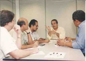 Sindicato e diretoria do Unibanco em reunião no dia 15 de maio/ 2003. D/E: Lima (dir. Do Sindicato), Rodilha, super. De Relações de Trablaho do Unibanco (C) Rufino e Francisco (diretores do Sindicato) e Kokine,  regional adjunto do Unibanco. Ivaldo Bezerra/ Lumen.