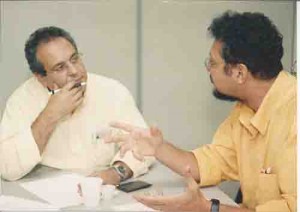 Sindicato e diretoria do Unibanco em reunião no dia 15 de maio/ 2003. Solaney (dir. Do Sindicato) e Marino Rodilha (C), super. De Relações de Trablaho do Unibanco. Ivaldo Bezerra/ Lumen.