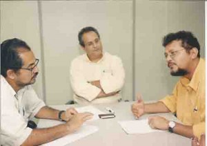 Sindicato e diretoria do Unibanco em reunião no dia 15 de maio/ 2003. Diretores do Sindicato: Solaney (d), Rufino (e), ao centro, e Marino Rodilha (super. De Relações de Trablaho do Unibanco). Ivaldo Bezerra/ Lumen.