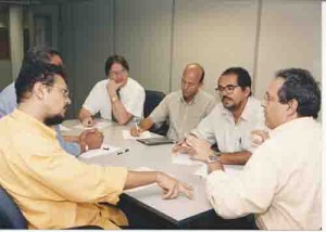 Sindicato e diretoria do Unibanco em reunião no dia 15 de maio/ 2003. Diretores do Sindicato: Solaney, Lima, Francisco e Rufino. Rodilha (d) super. De Relações de Trabalho do Unibanco e Kokine,  ao fundo, diretor regional adjunto do Unibanco. Ivaldo Bezerra/ Lumen.