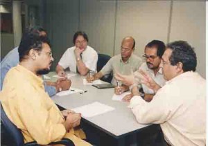 Sindicato e diretoria do Unibanco em reunião no dia 15 de maio/ 2003. Diretores do Sindicato: Solaney, Lima, Francisco e Rufino. Rodilha (d) super. De Relações de Trabalho do Unibanco e Kokine,  ao fundo, diretor regional adjunto do Unibanco. Ivaldo Bezerra/ Lumen.