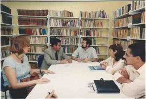 Visita do vice-pres. Da CEF, Carlos Borges ao Sindicato Diretores do SEEC/PE – e/d: Jaqueline, Carlos Borges (vice- pres. CEF), Miguel Correia, Emerenciana, João Batista (dir. APCEF). Maio/ 2003