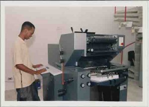 Gráfica do Sindicato
Sandro com a Impressora Printmaster QM 46-2– Jul/2003(Foto: Ivaldo Bezerra)