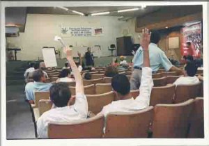 Encontro estadual do BB e da CEF – Marlos Guedes (pres. Do SEEC/PE) com o microfone - Recife/PE 05/07/03 Ivaldo Bezerra/ Lumen