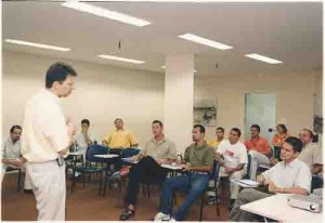 Dirigentes sindicais do Norte e Nordeste, ligados ao Banco Itaú, se reuniram no recife nos dias 29 e 30/04/2003, para discutir previdência e saúde). Leonardo Espíndola (diretor do Sindicato lado dir.) e Carlos Alberto (de pé, secretário de finanças da CNB/CUT). Ivaldo Bezerra/Lumen – 29/04/2003