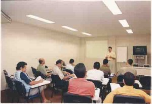 Dirigentes sindicais do Norte e Nordeste, ligados ao Banco Itaú, se reuniram no recife nos dias 29 e 30/04/2003, para discutir previdência e saúde). Leonardo Espíndola (diretor do Sindicato lado dir.) e Carlos Alberto (de pé, secretário de finanças da CNB/CUT). Ivaldo Bezerra/Lumen – 29/04/2003