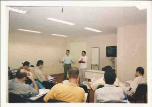 Dirigentes sindicais do Norte e Nordeste, ligados ao Banco Itaú, se reuniram no recife nos dias 29 e 30/04/2003, para discutir previdência e saúde). Leonardo Espíndola (diretor do Sindicato lado dir.) e Ribamar pacheco (vice-pres. Da FETEC NE e diretor do sindicato dos bancários do CE). Ivaldo Bezerra/Lumen – 29/04/2003