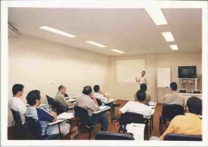 Dirigentes sindicais do Norte e Nordeste, ligados ao Banco Itaú, se reuniram no recife nos dias 29 e 30/04/2003, para discutir previdência e saúde). Paulo Borges (de pé) – consultor da Global Prev. Ivaldo Bezerra/Lumen – 29/04/2003