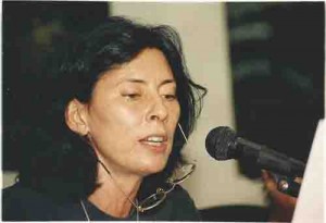 Dia Internacional da Mulher – Dieese na câmara. Economista do dieese c/ microfone – Márcia Rodrigues (socióloga) foto: Beto Oliveira – 07/03/2003