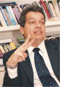 A Previdência na berlinda Cláudio Ferreira Advogado, membro do cons. Desenv. Econômico social. Ivaldo Bezerra/ Lumen 23/04/2003