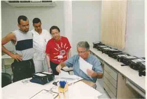Eleição do sindicato para triênio 2003/2006 dias 22 e 23 de out/2003 Fernandel (pres. Da comissão Eleitoral – camisa azul) e Vera (camisa vermelha – funcionária). Alexandre Albuquerque e Beto Oliveira/ Lumen