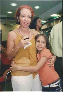 Lançamento do livro "Banco, um inimigo do povo" de Ebenézer nascimento, na pernambooks. Sulamita esteliam (assessora de comunicação SEEC/PE) e a filha, bárbara 03/04/2003 Ivaldo Bezerra/ Lumen
