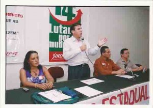 Reforma trabalhista – debate promovido pela CUT/PE. De pé: Luiz Marinho, pres. CUT nacional. A esquerda: Tereza Souza, dir. do sindicato e sec. Formação CUT/PE. Foto: Beto Oliveira/ Lumen 19/03/2004